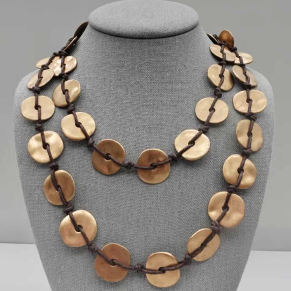 🔥NWOT Premier designs Urban chic boho brass tone disc and leather necklace.